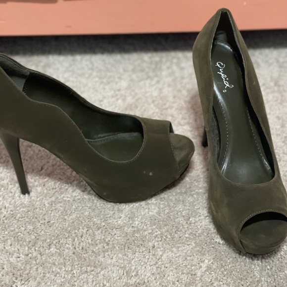 Olive green 8.5 peep toe heels. Only worn once. - Picture 4 of 4